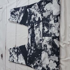 Xersion High Rise 7/8 Ankel Leggings size 3X Black and Gray Camo Style Design